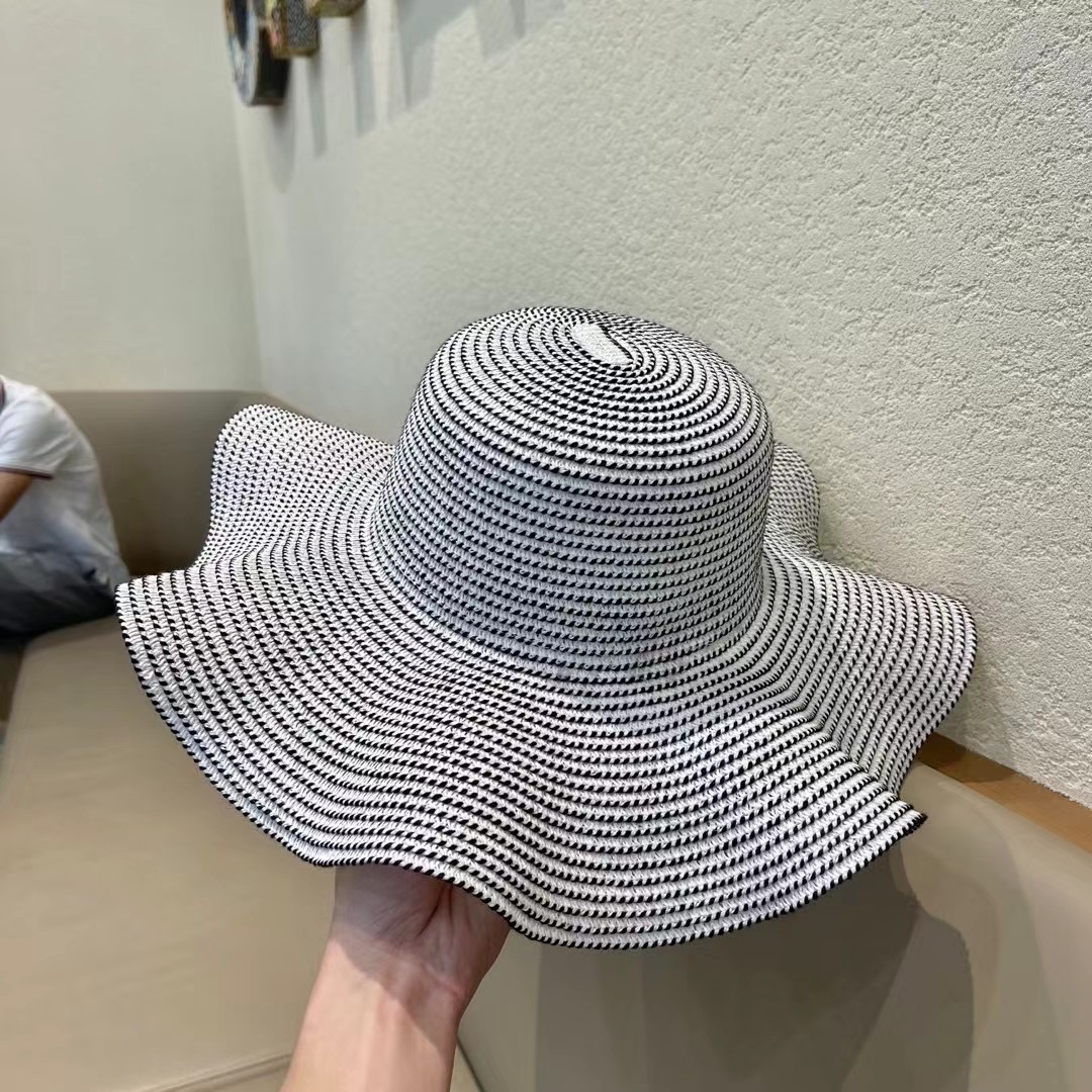   PRADA普拉达荷叶草帽， 重工设计简约百搭款，头围57cm