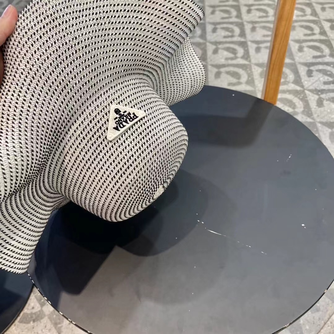   PRADA普拉达荷叶草帽， 重工设计简约百搭款，头围57cm