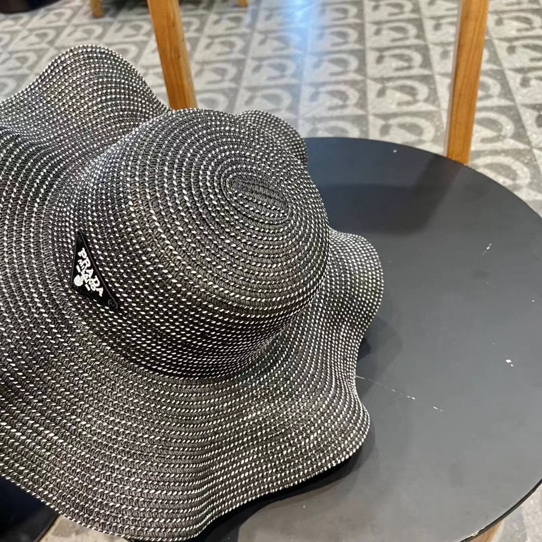   PRADA普拉达荷叶草帽， 重工设计简约百搭款，头围57cm