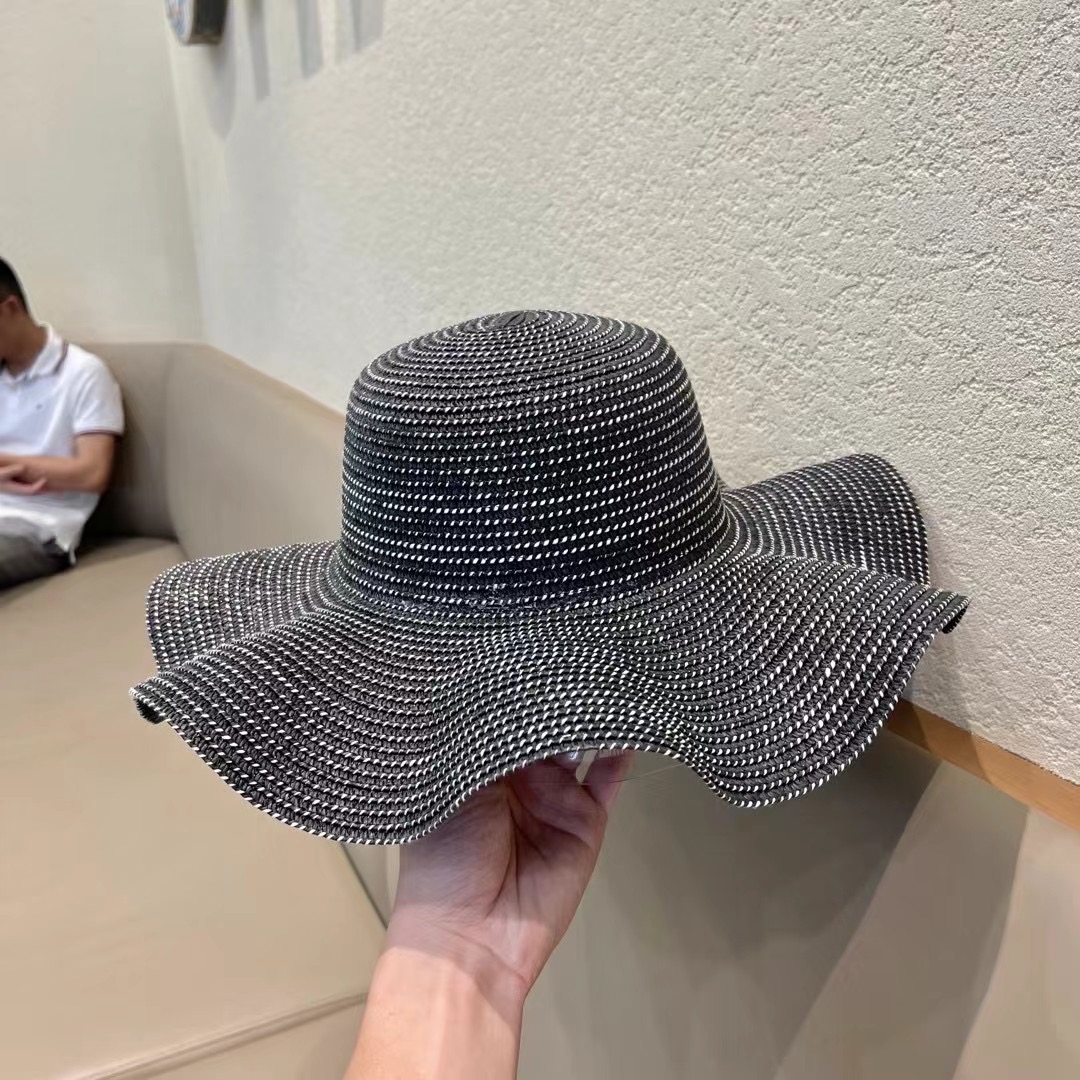   PRADA普拉达荷叶草帽， 重工设计简约百搭款，头围57cm