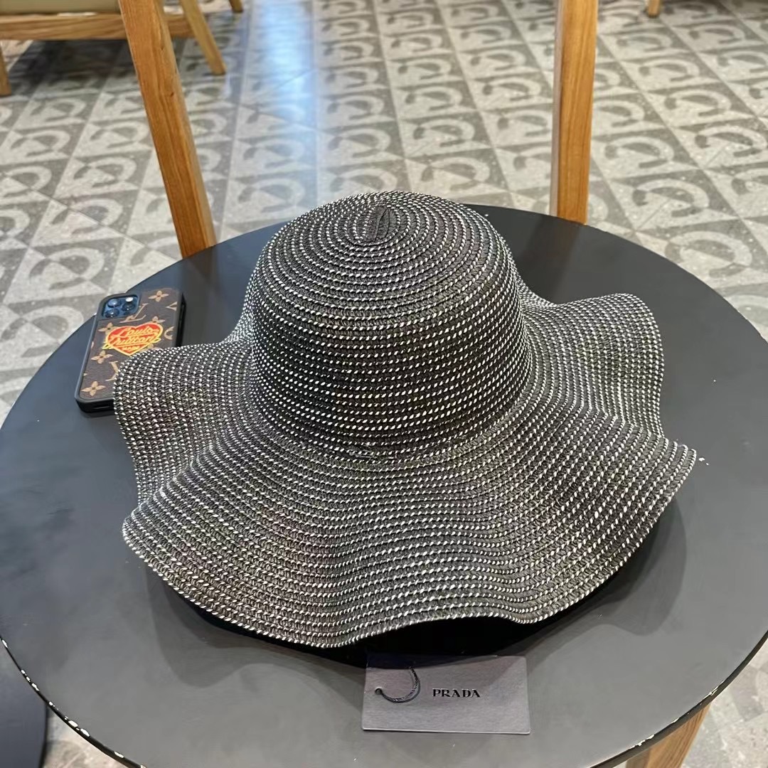   PRADA普拉达荷叶草帽， 重工设计简约百搭款，头围57cm