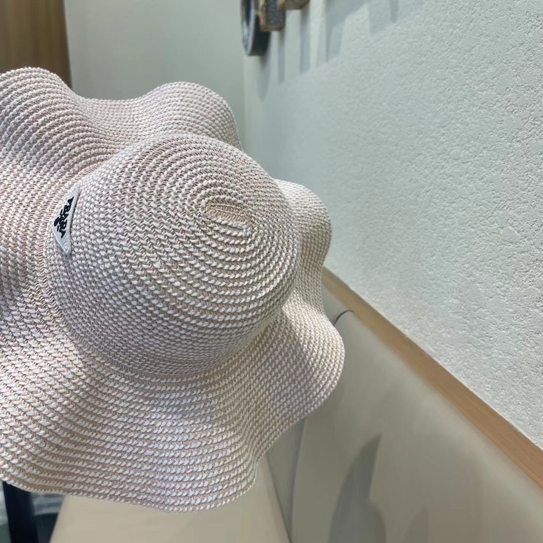   PRADA普拉达荷叶草帽， 重工设计简约百搭款，头围57cm