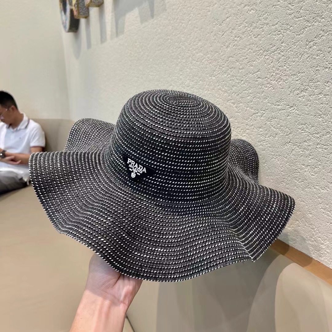   PRADA普拉达荷叶草帽， 重工设计简约百搭款，头围57cm