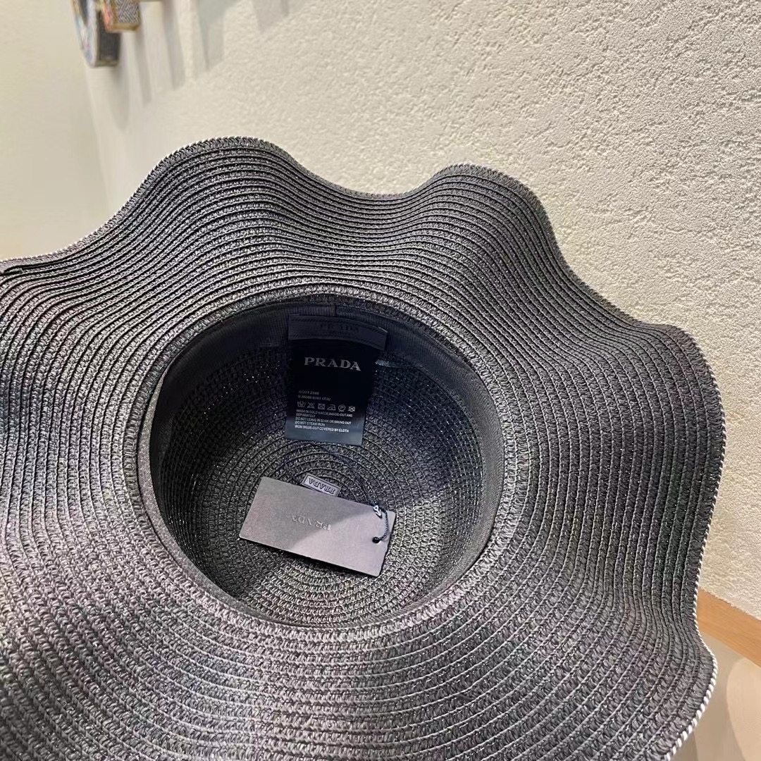   PRADA普拉达荷叶草帽， 重工设计简约百搭款，头围57cm
