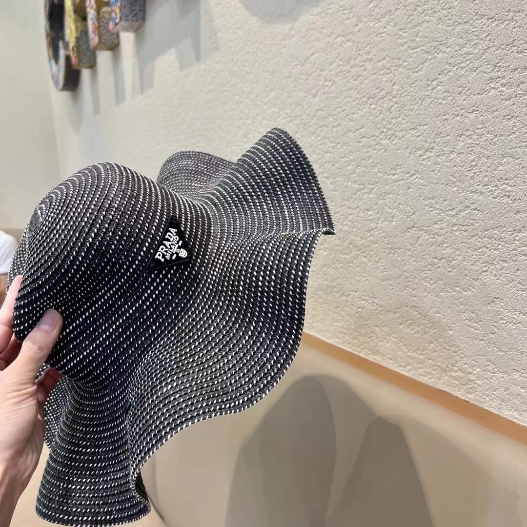  PRADA普拉达荷叶草帽， 重工设计简约百搭款，头围57cm