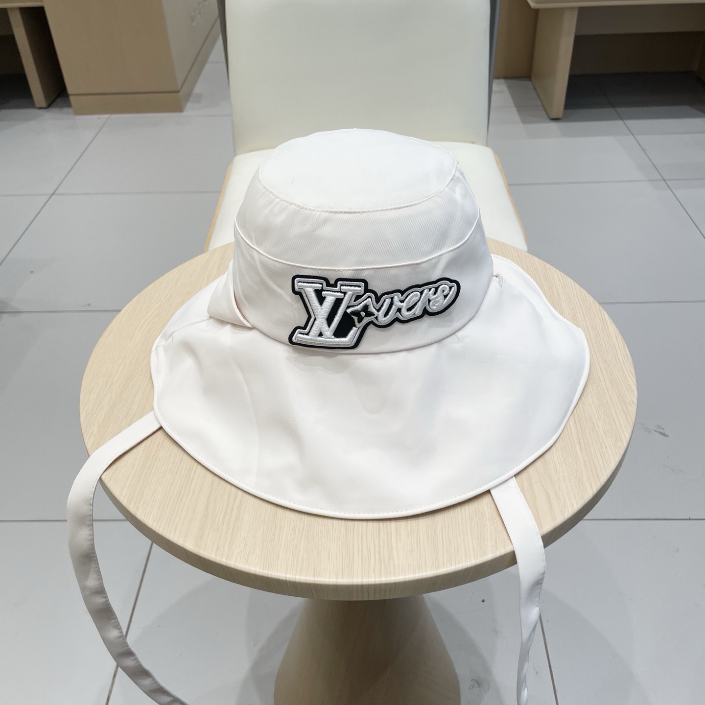  🧢路易威登LouisVuitton😍2025新款百搭女蝴蝶结纯色盆帽时尚字母标渔夫帽春夏遮阳防晒帽潮