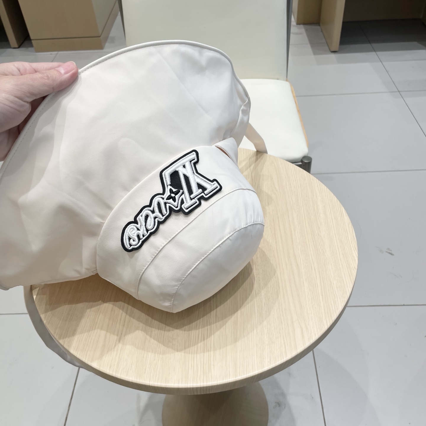  🧢路易威登LouisVuitton😍2025新款百搭女蝴蝶结纯色盆帽时尚字母标渔夫帽春夏遮阳防晒帽潮