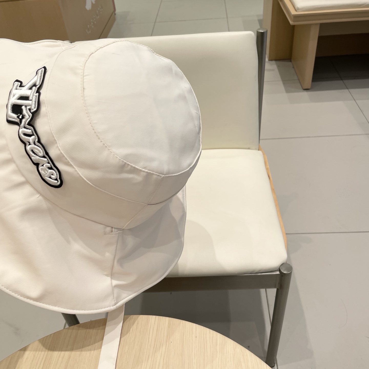 🧢路易威登LouisVuitton😍2025新款百搭女蝴蝶结纯色盆帽时尚字母标渔夫帽春夏遮阳防晒帽潮