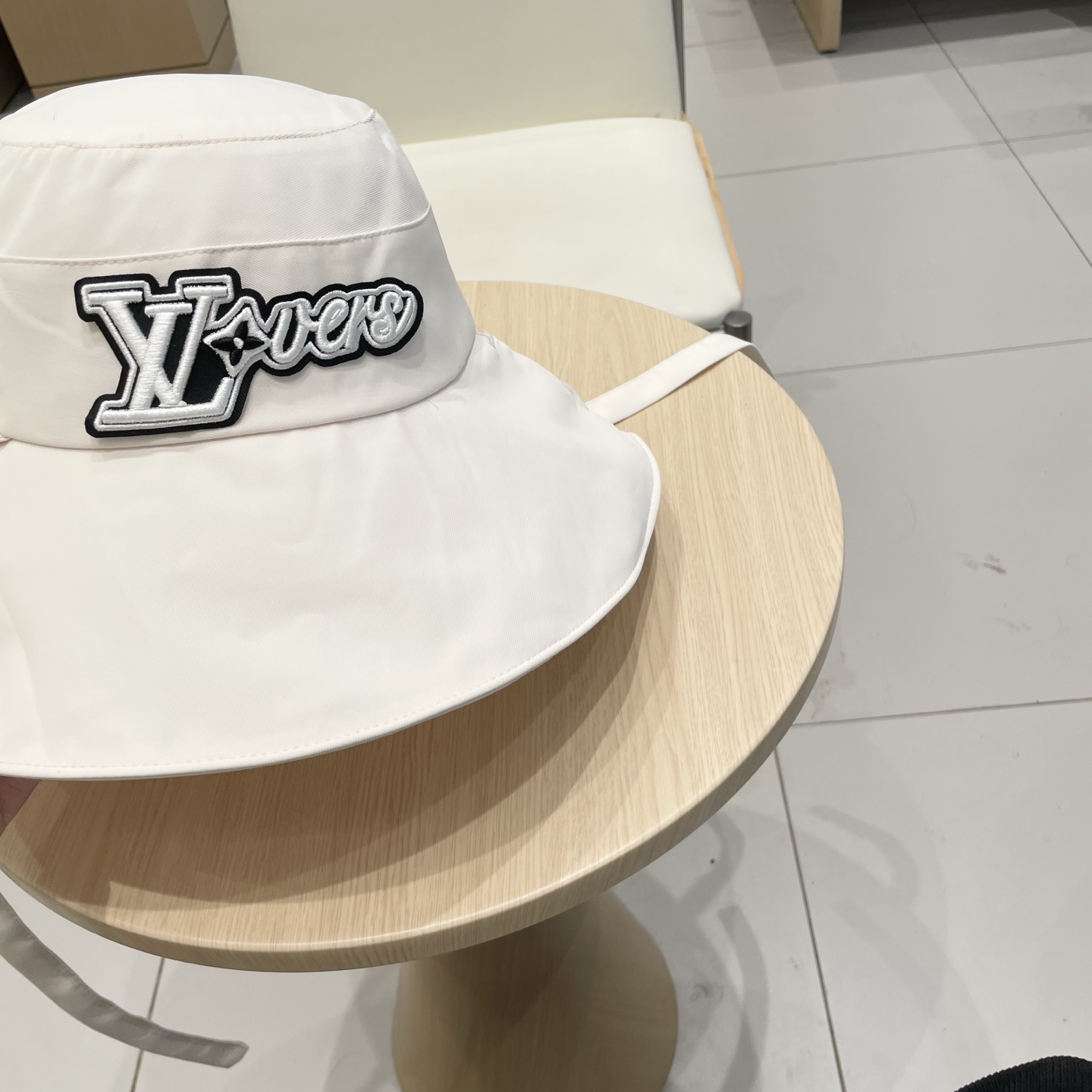  🧢路易威登LouisVuitton😍2025新款百搭女蝴蝶结纯色盆帽时尚字母标渔夫帽春夏遮阳防晒帽潮