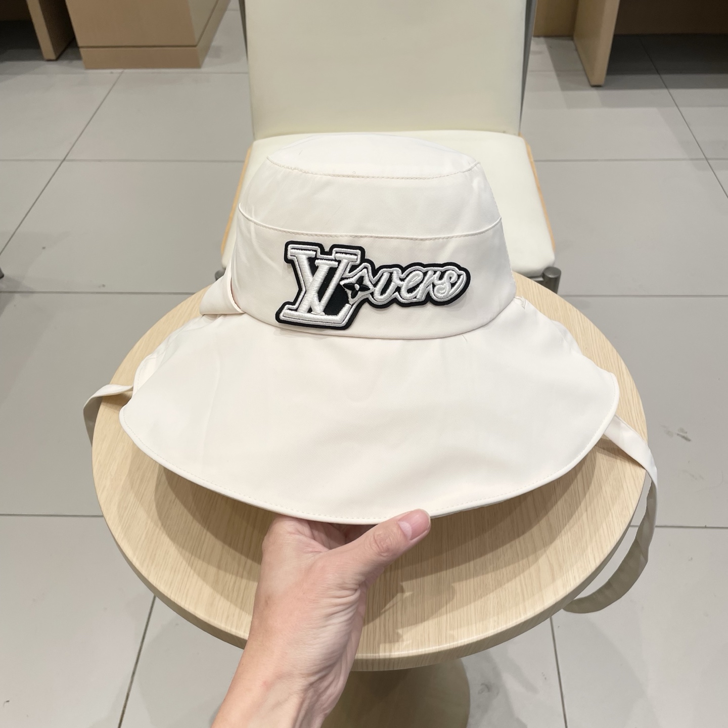  🧢路易威登LouisVuitton😍2025新款百搭女蝴蝶结纯色盆帽时尚字母标渔夫帽春夏遮阳防晒帽潮