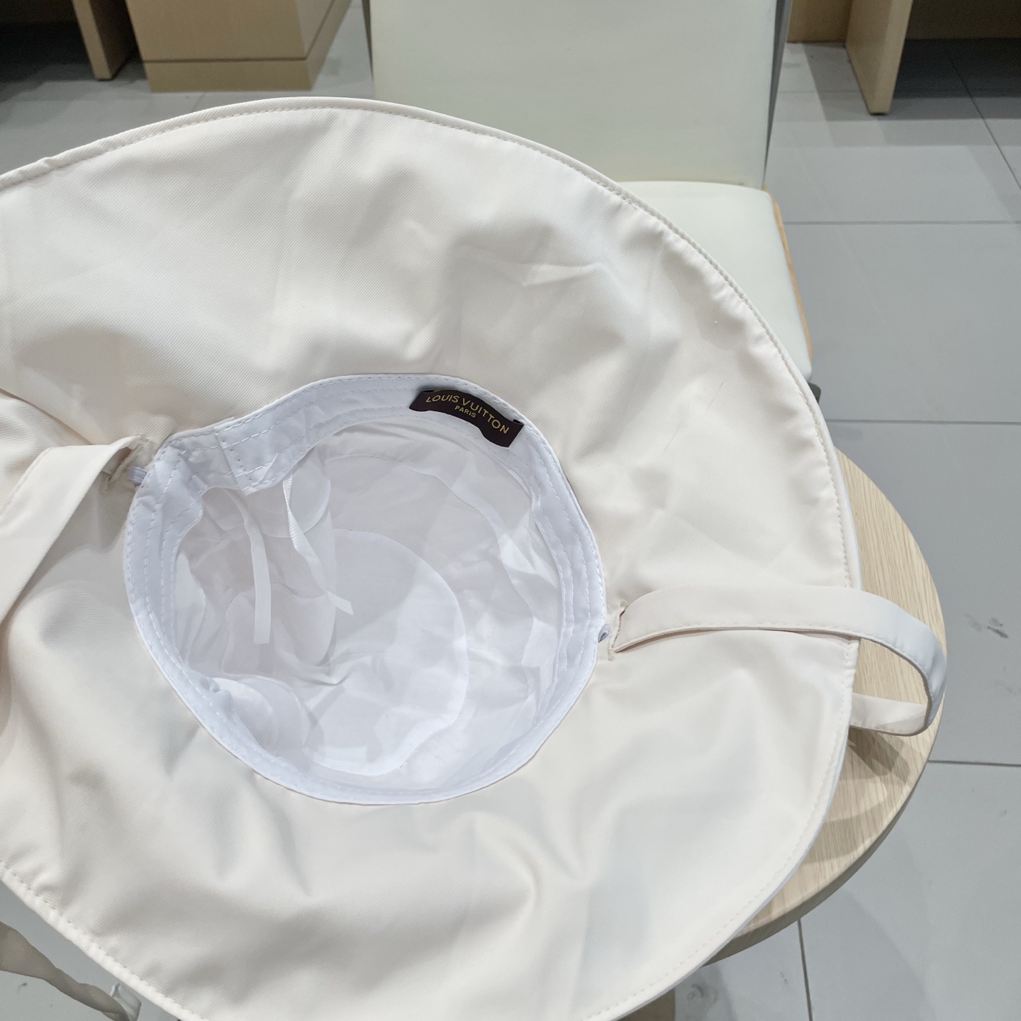  🧢路易威登LouisVuitton😍2025新款百搭女蝴蝶结纯色盆帽时尚字母标渔夫帽春夏遮阳防晒帽潮