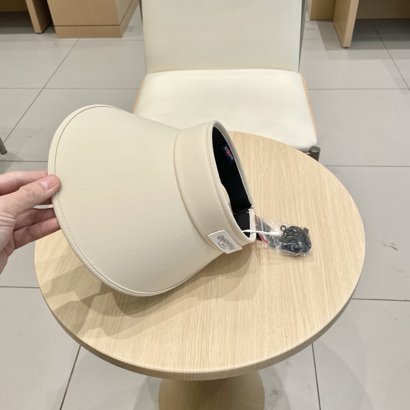  克罗心 遮阳帽🎩
空顶设计，帽型自带时尚✨
休闲时尚风超级百搭，巨防嗮！太爱了💕