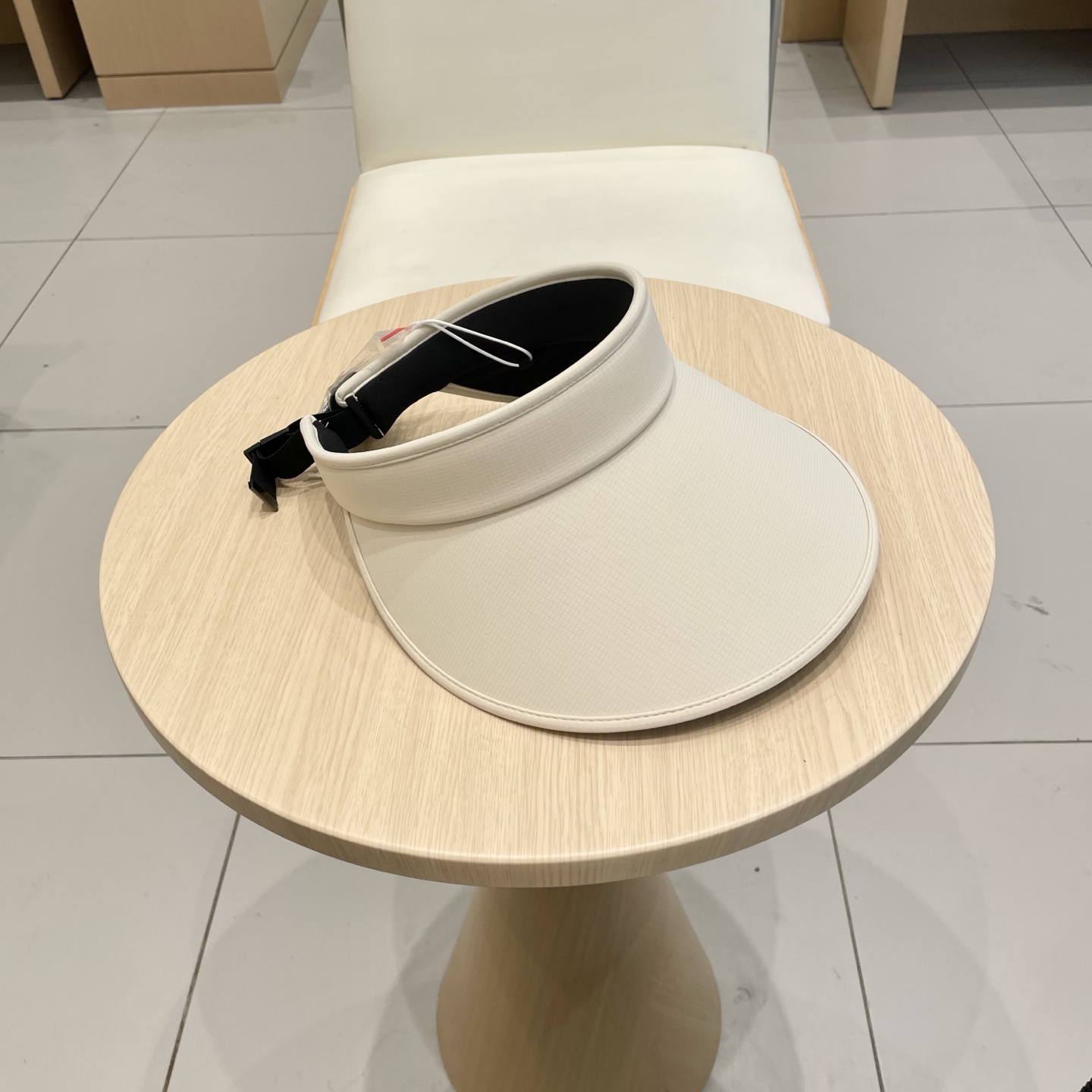  克罗心 遮阳帽🎩
空顶设计，帽型自带时尚✨
休闲时尚风超级百搭，巨防嗮！太爱了💕