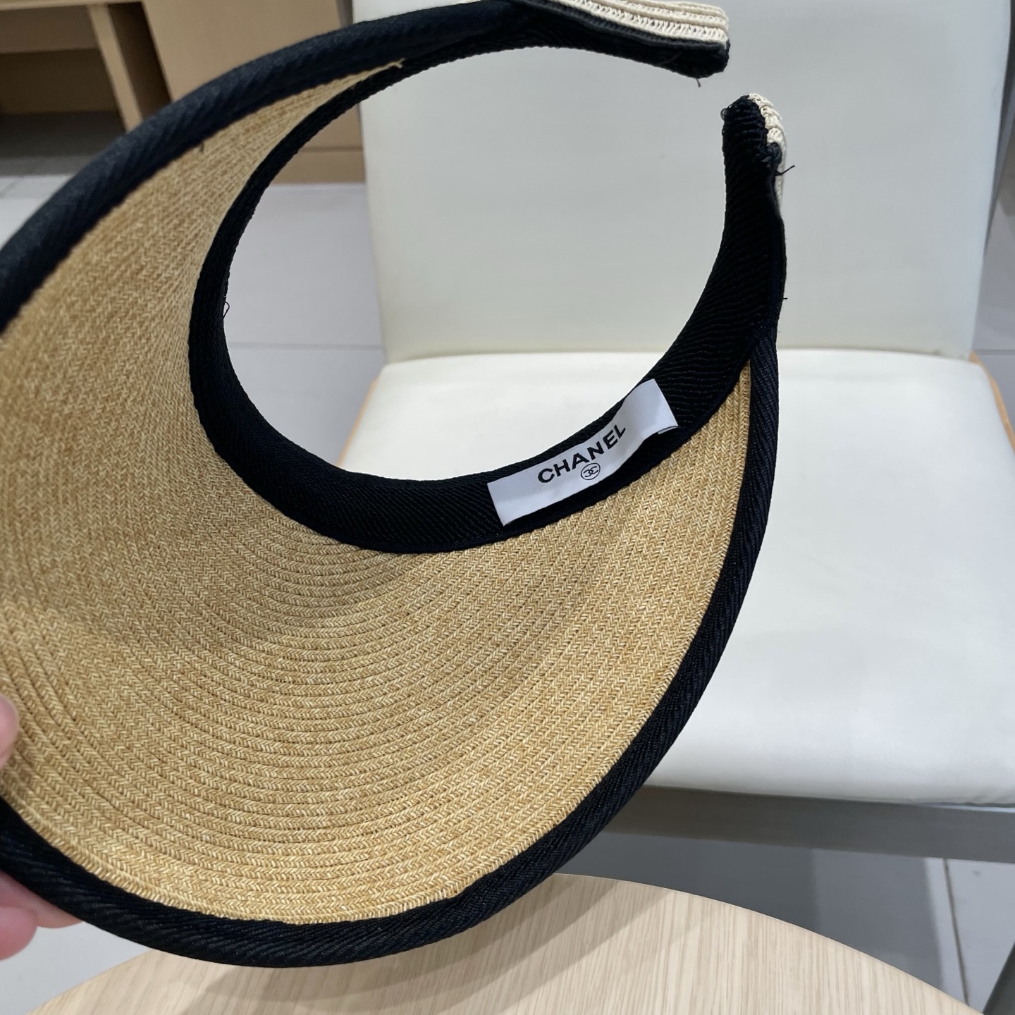  香奈儿新款空顶帽
甜美风
💙帽子整体因为是空顶的所以夏天不会有闷头的感觉并且不挑发型 脸型！防晒效果不