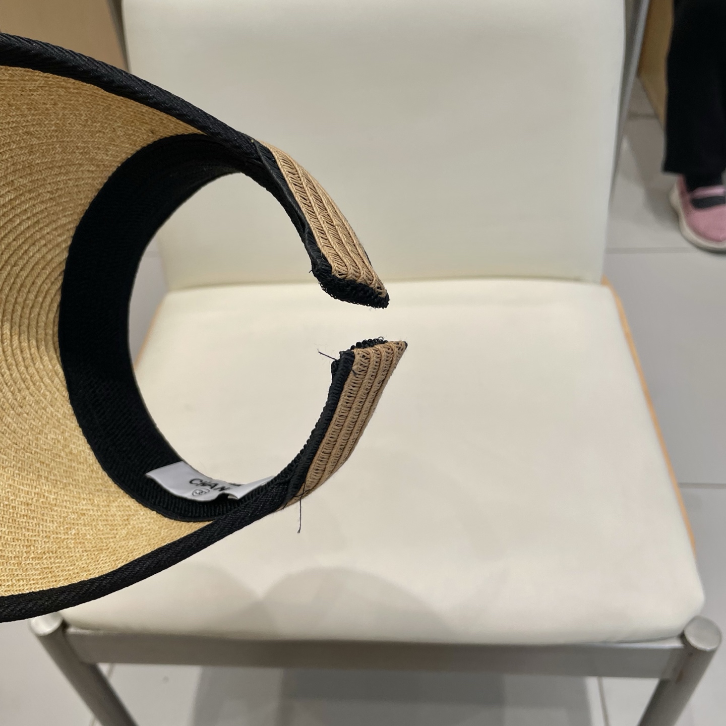  香奈儿新款空顶帽
甜美风
💙帽子整体因为是空顶的所以夏天不会有闷头的感觉并且不挑发型 脸型！防晒效果不