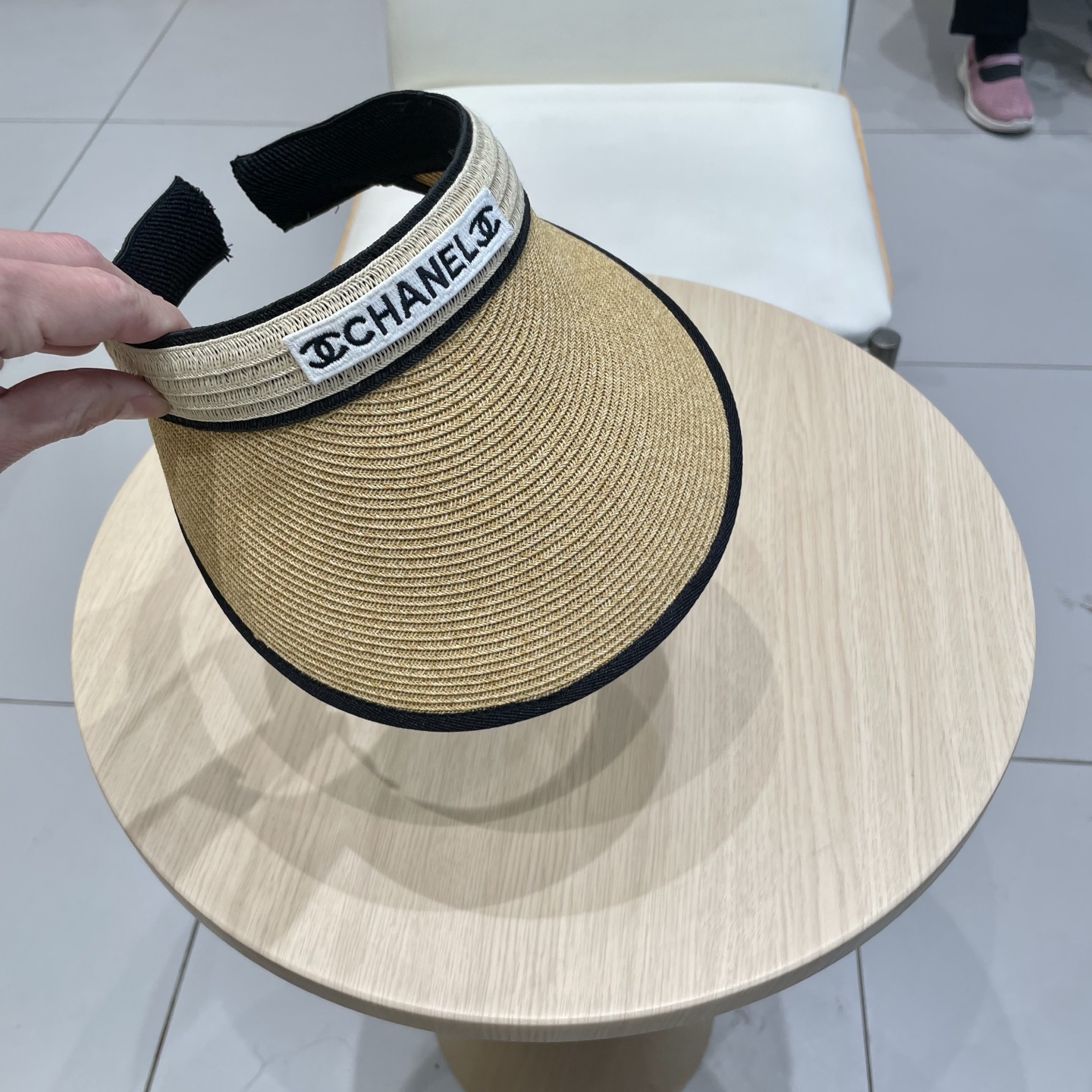  香奈儿新款空顶帽
甜美风
💙帽子整体因为是空顶的所以夏天不会有闷头的感觉并且不挑发型 脸型！防晒效果不