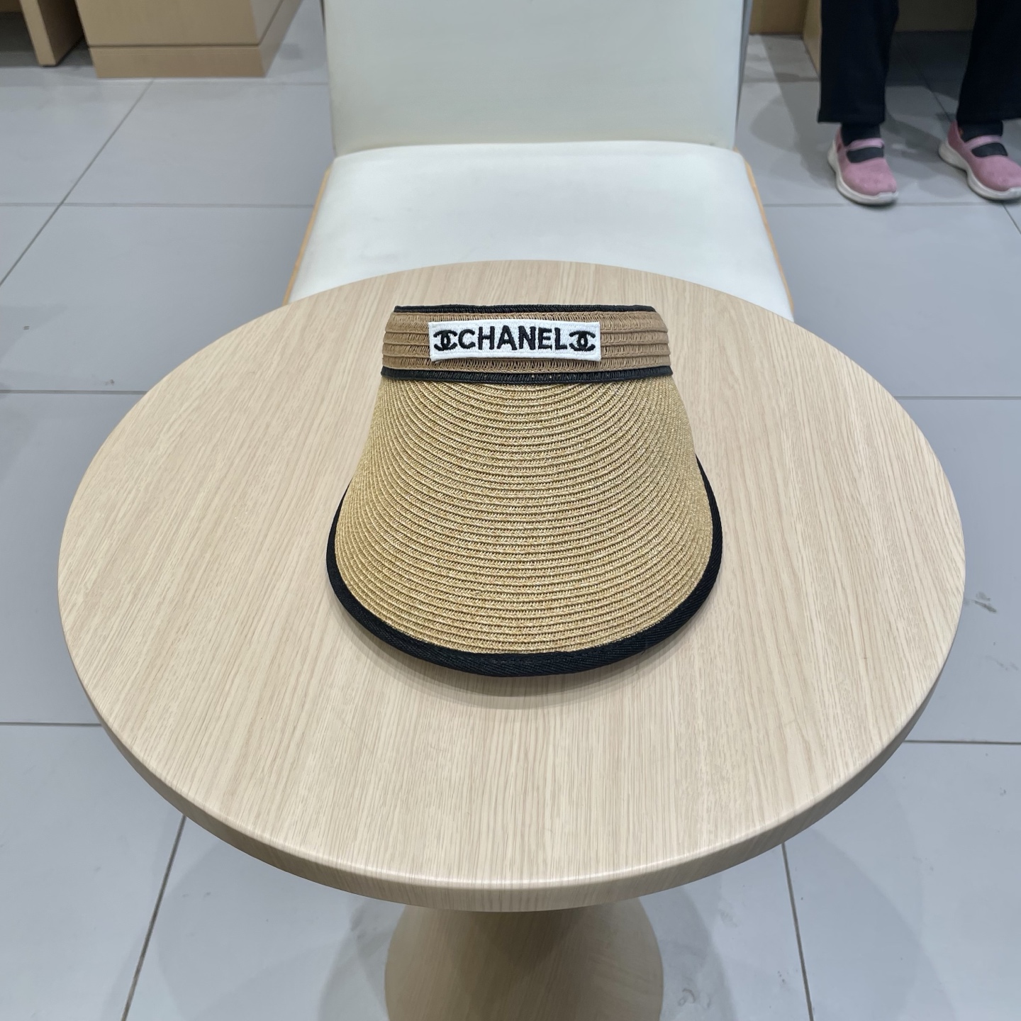  香奈儿新款空顶帽
甜美风
💙帽子整体因为是空顶的所以夏天不会有闷头的感觉并且不挑发型 脸型！防晒效果不