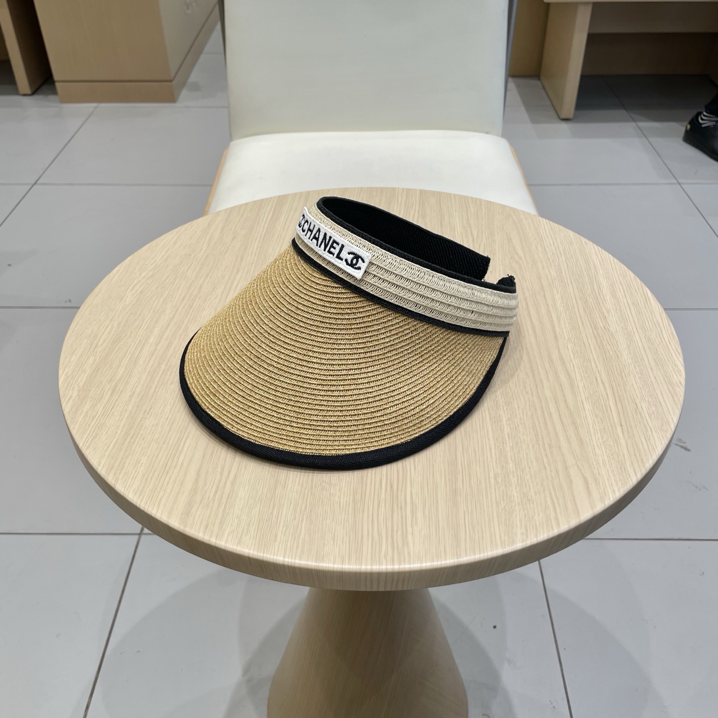  香奈儿新款空顶帽
甜美风
💙帽子整体因为是空顶的所以夏天不会有闷头的感觉并且不挑发型 脸型！防晒效果不