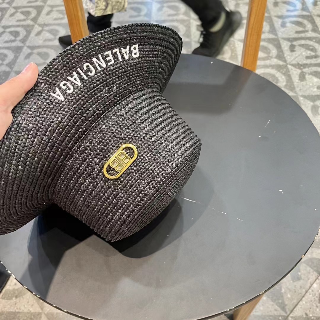 Fashion Highlights: Parisian Balenciaga, New Wheat Wedge, Red-Hot Caps, Singles Stand Out - 图片 6