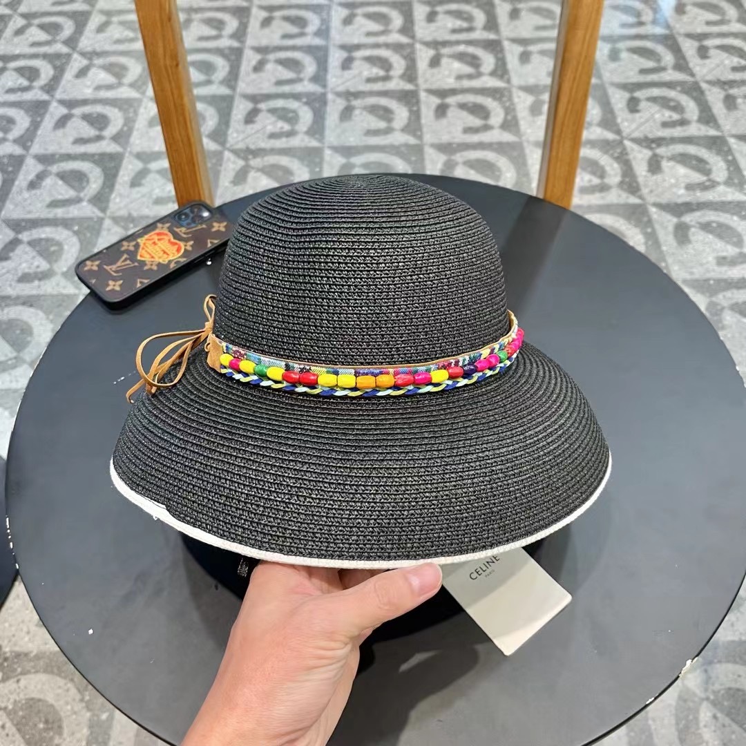 New Sungrass Caps and Beautiful Hats on the Street Shelves in 2024. - 图片 3