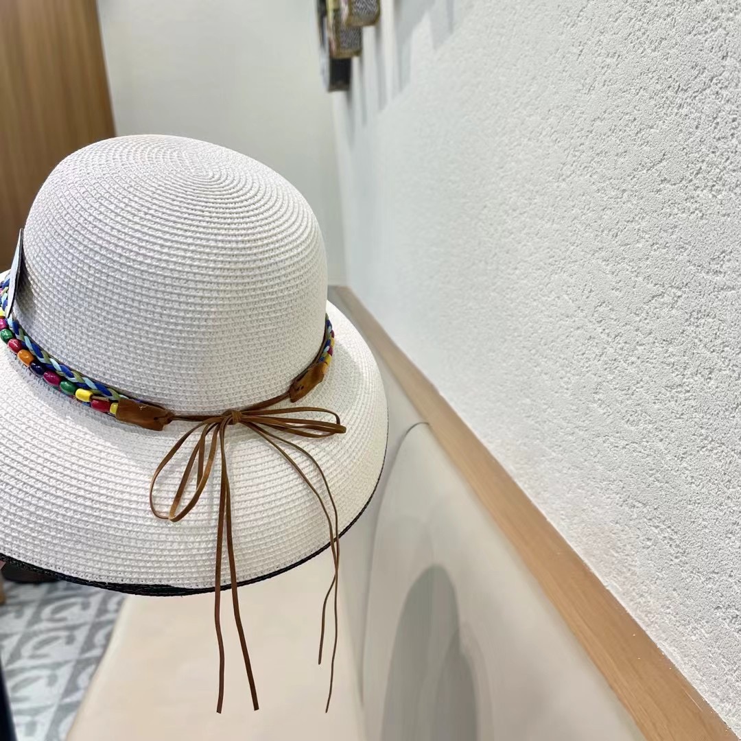 New Weed-Covered Sunglass Caps and Beautiful Hats on the Street Shelf - 图片 8