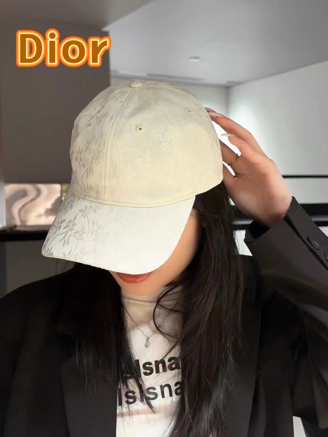 P105 Dior’s summer fashion baseball cap girl with a red-coloured bouquet of a gas net outside - 图片 1
