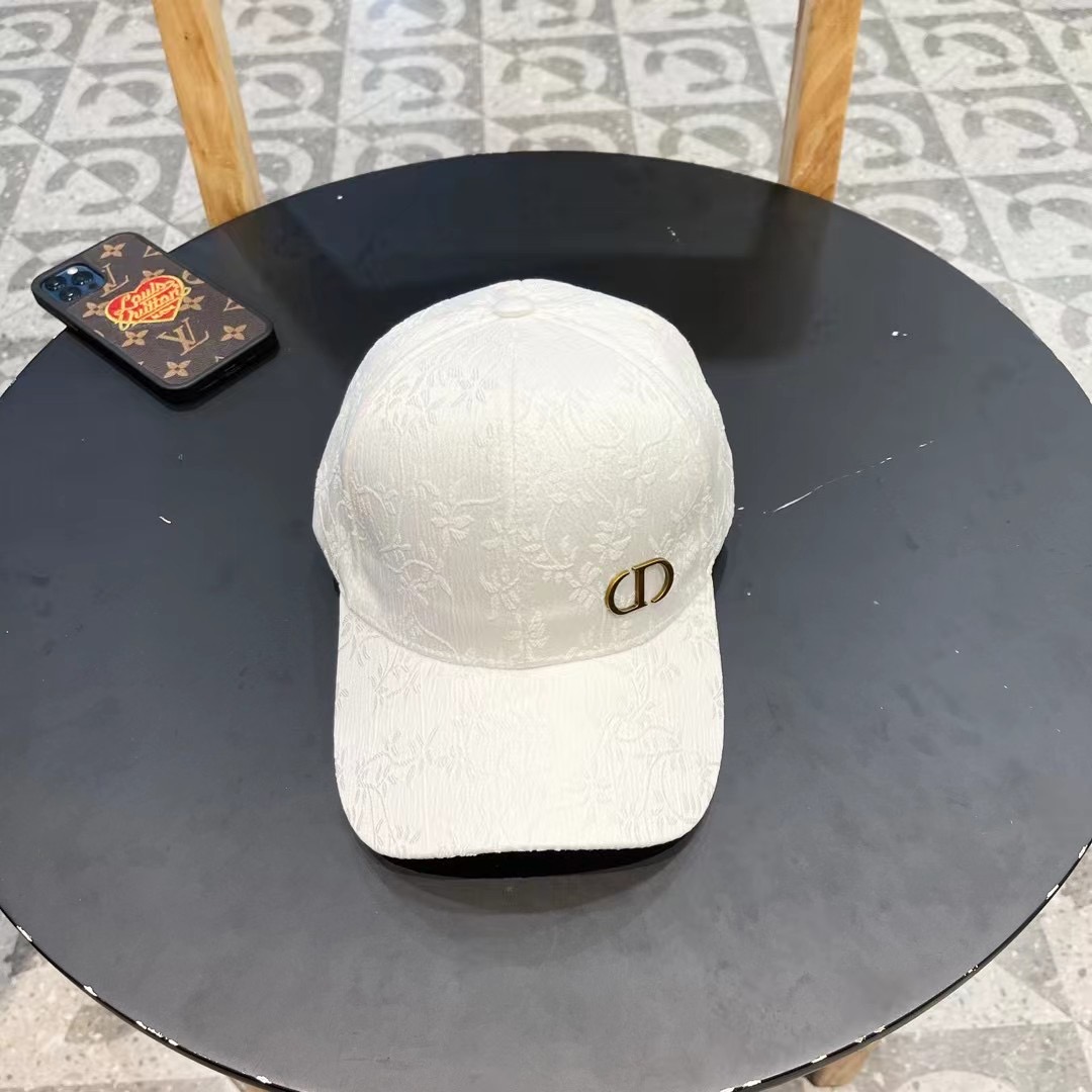 P105 Dior’s summer fashion baseball cap girl with a red-coloured bouquet of a gas net outside - 图片 2