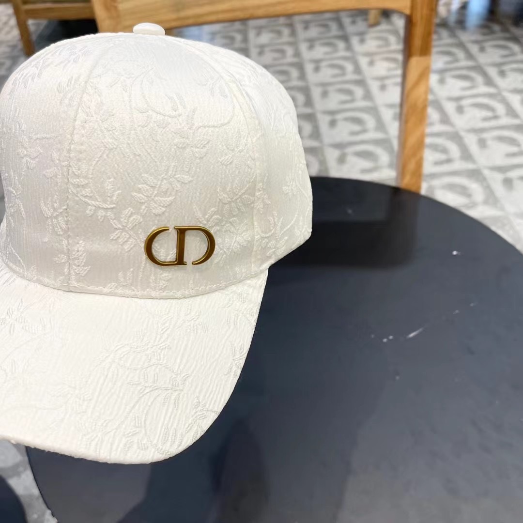 P105 Dior’s summer fashion baseball cap girl with a red-coloured bouquet of a gas net outside - 图片 6