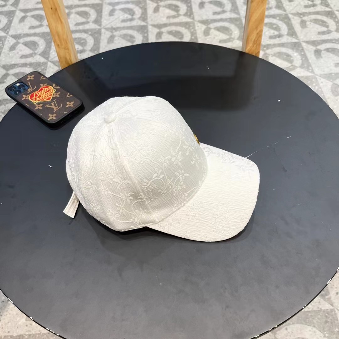 P105 Dior’s summer fashion baseball cap girl with a red-coloured bouquet of a gas net outside - 图片 4