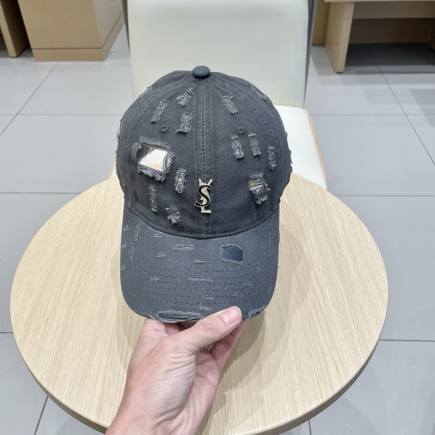 NO:226810,YSL Saint Laurent Letter Embroidery | Korean Style A simple and casual style baseball cap is a denim style, age-reducing and versatile, and has a high degree of adaptability!  Simple and casual ~ The letter embroidery part is also very detailed, and it is very extra point to take photos on the street to make the look~ The same style as men and women, match casually!  hat straw hat fisherman hat baseball hat, hat, saint laurent, saint laurent, espadrilles, hats19860909YSL圣罗兰 字母刺绣|韩系风 一款简单休闲风的棒球帽 是牛仔的款式 减龄百搭 适配度很高！ 简单随性~ 字母刺绣部分也很精细 出街拍照拗造型非常加分~ 男女同款 随意搭配！帽子草帽渔夫帽棒球帽,帽子,saint laurent,saint laurent,espadrilles,hats,hat