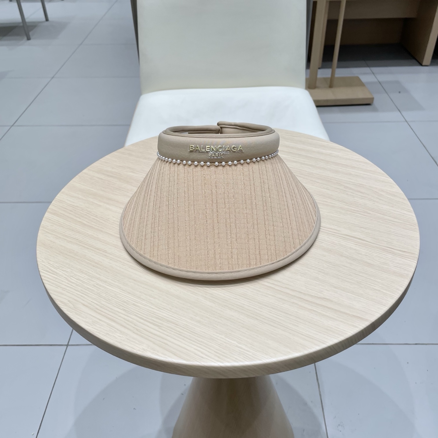 P105 THE FAMILY OF PARIS 2025, THE LITTLE FRAGRANCE PEARLS, WITH AN OPEN HAT AND A SUNCAP - 图片 3