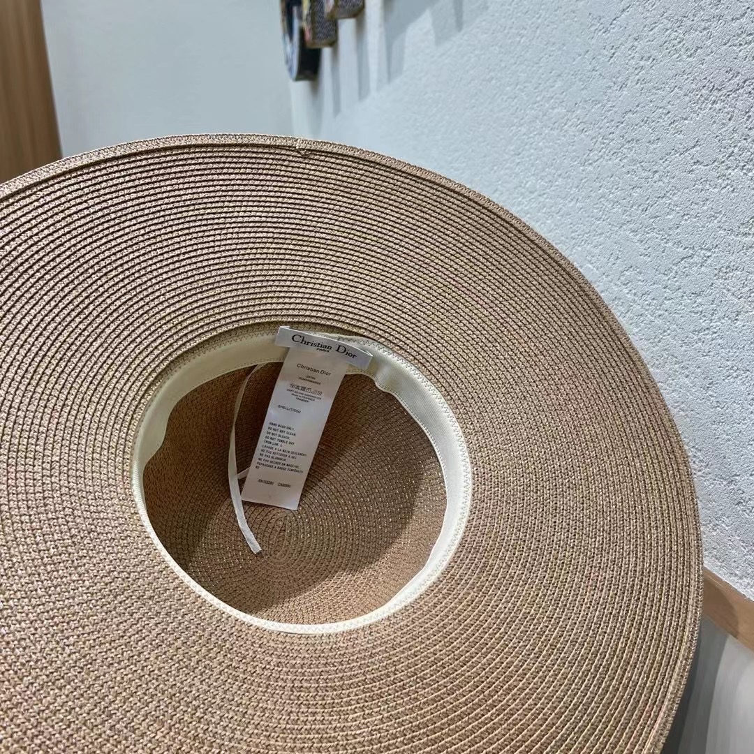 DIOR迪奥草帽❤️2026新款款圆大檐草礼帽草帽[爱心][爱心]做工细节精细，简约大方，百搭单品～出街