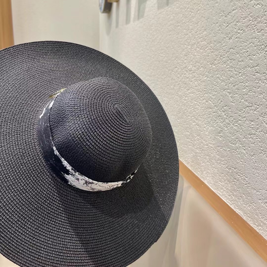 DIOR迪奥草帽❤️2026新款款圆大檐草礼帽草帽[爱心][爱心]做工细节精细，简约大方，百搭单品～出街