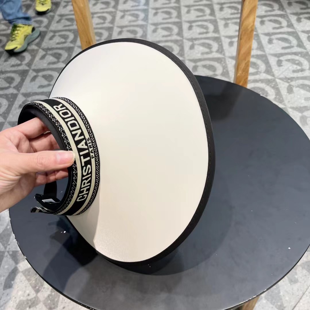 迪奥  春夏超细装饰空顶帽 超🉑空顶系列，颜色妥妥，轻便携带！小仙女🧚人手必备