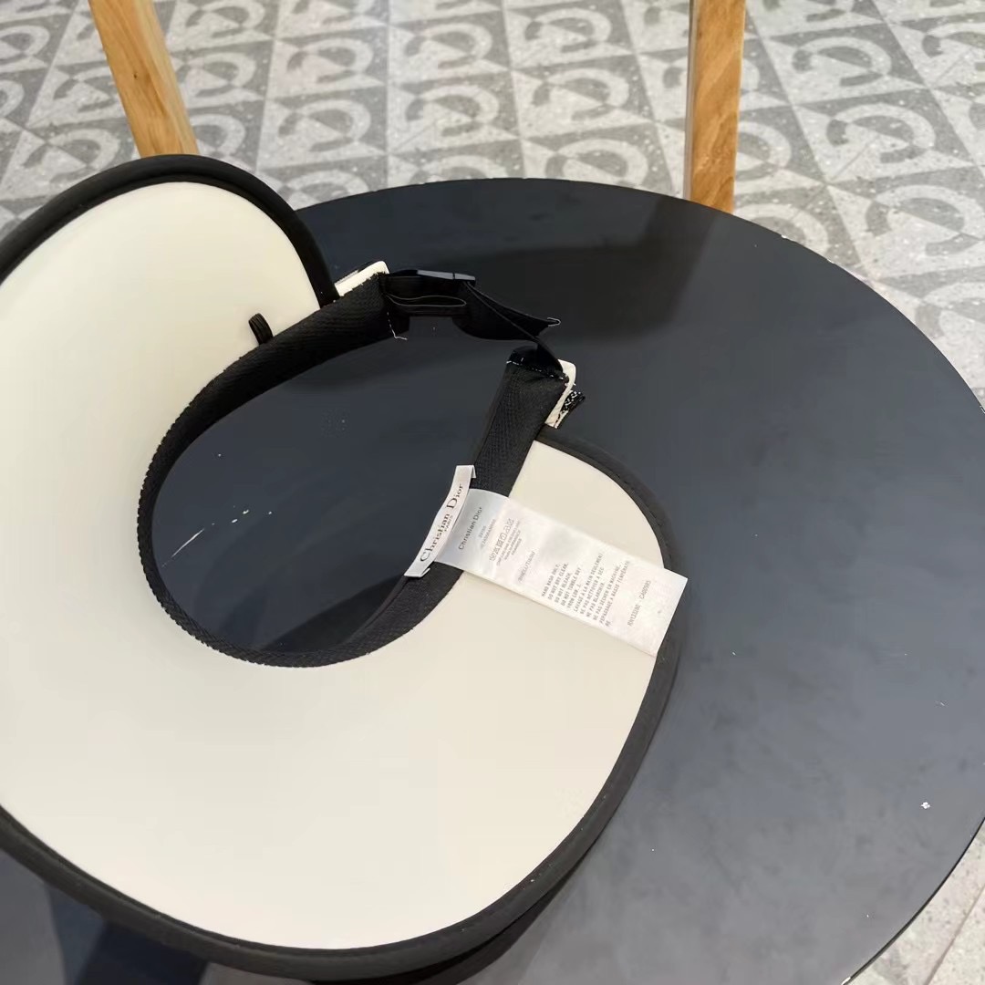 迪奥  春夏超细装饰空顶帽 超🉑空顶系列，颜色妥妥，轻便携带！小仙女🧚人手必备