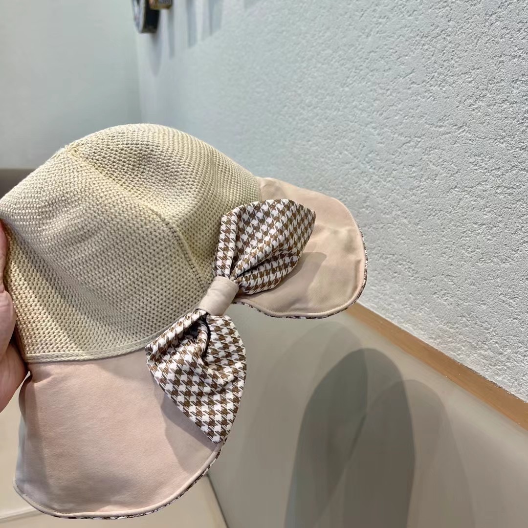  【MIUMIU缪缪】新款
拼接材质简约小桶帽渔夫帽，夏季出街单品
新款出街