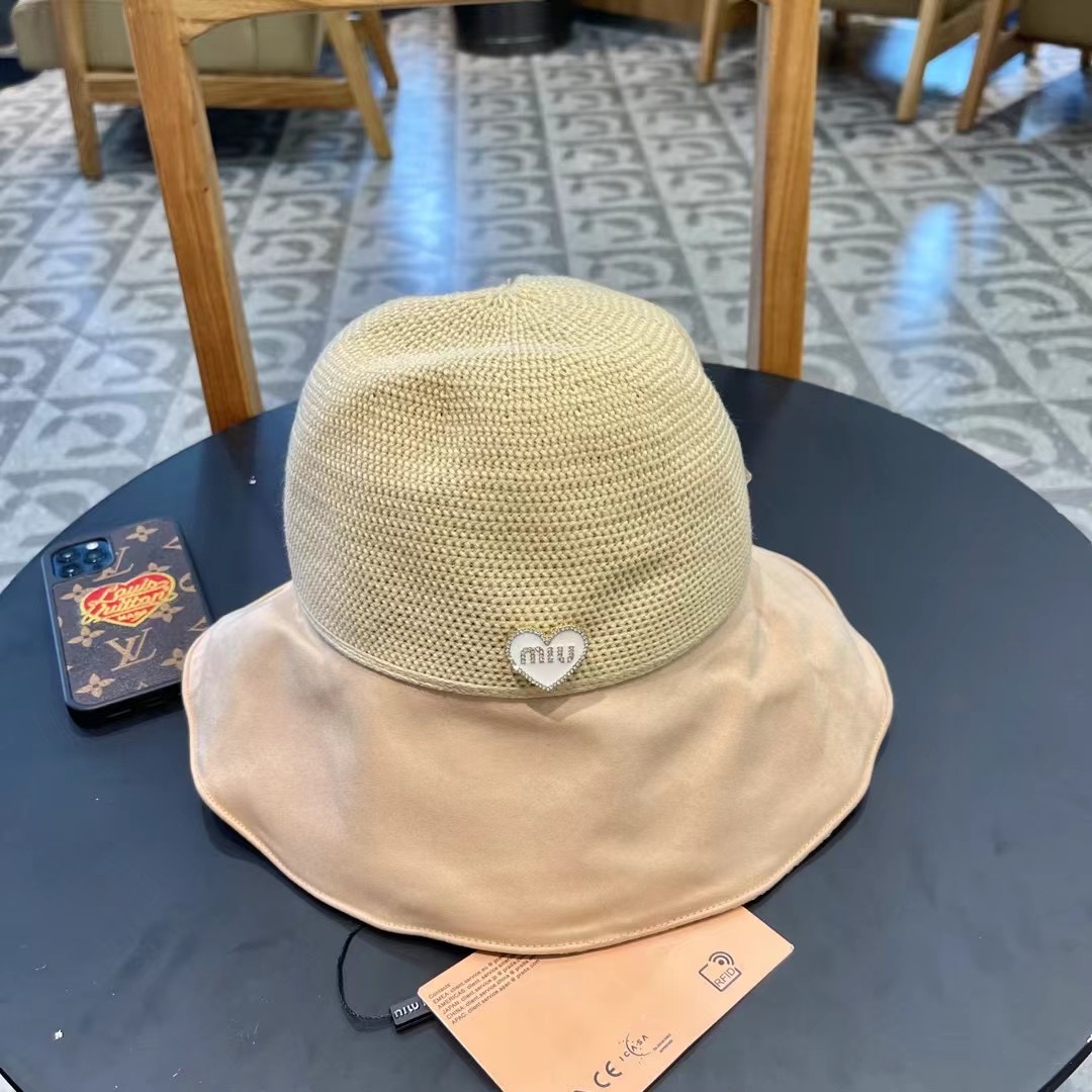  【MIUMIU缪缪】新款
拼接材质简约小桶帽渔夫帽，夏季出街单品
新款出街