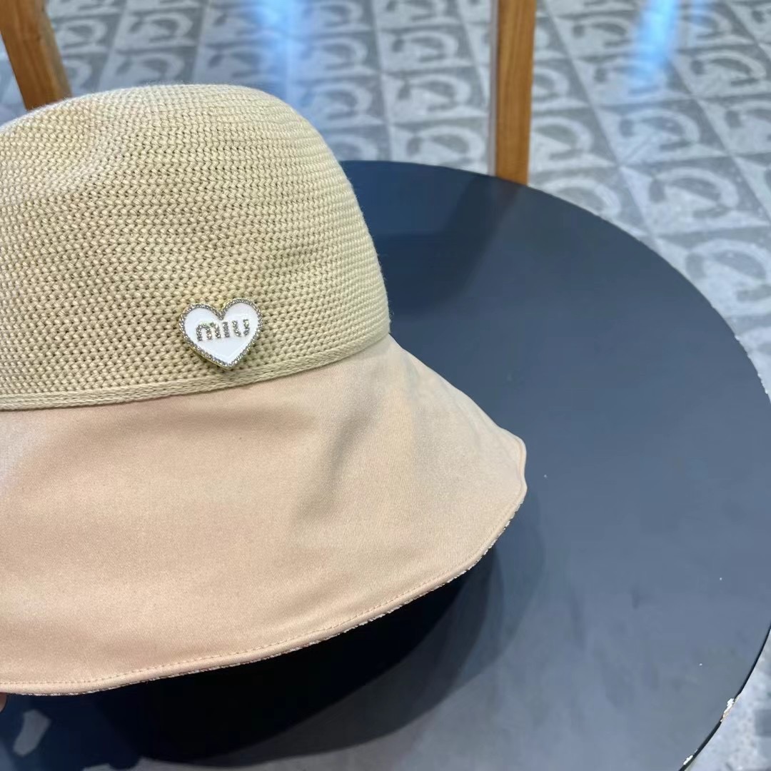  【MIUMIU缪缪】新款
拼接材质简约小桶帽渔夫帽，夏季出街单品
新款出街