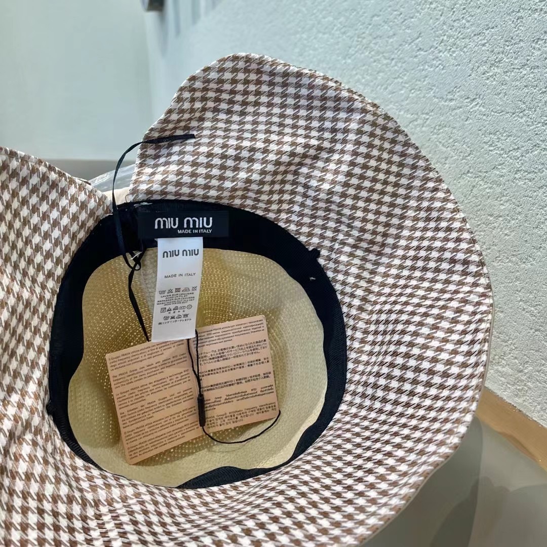  【MIUMIU缪缪】新款
拼接材质简约小桶帽渔夫帽，夏季出街单品
新款出街