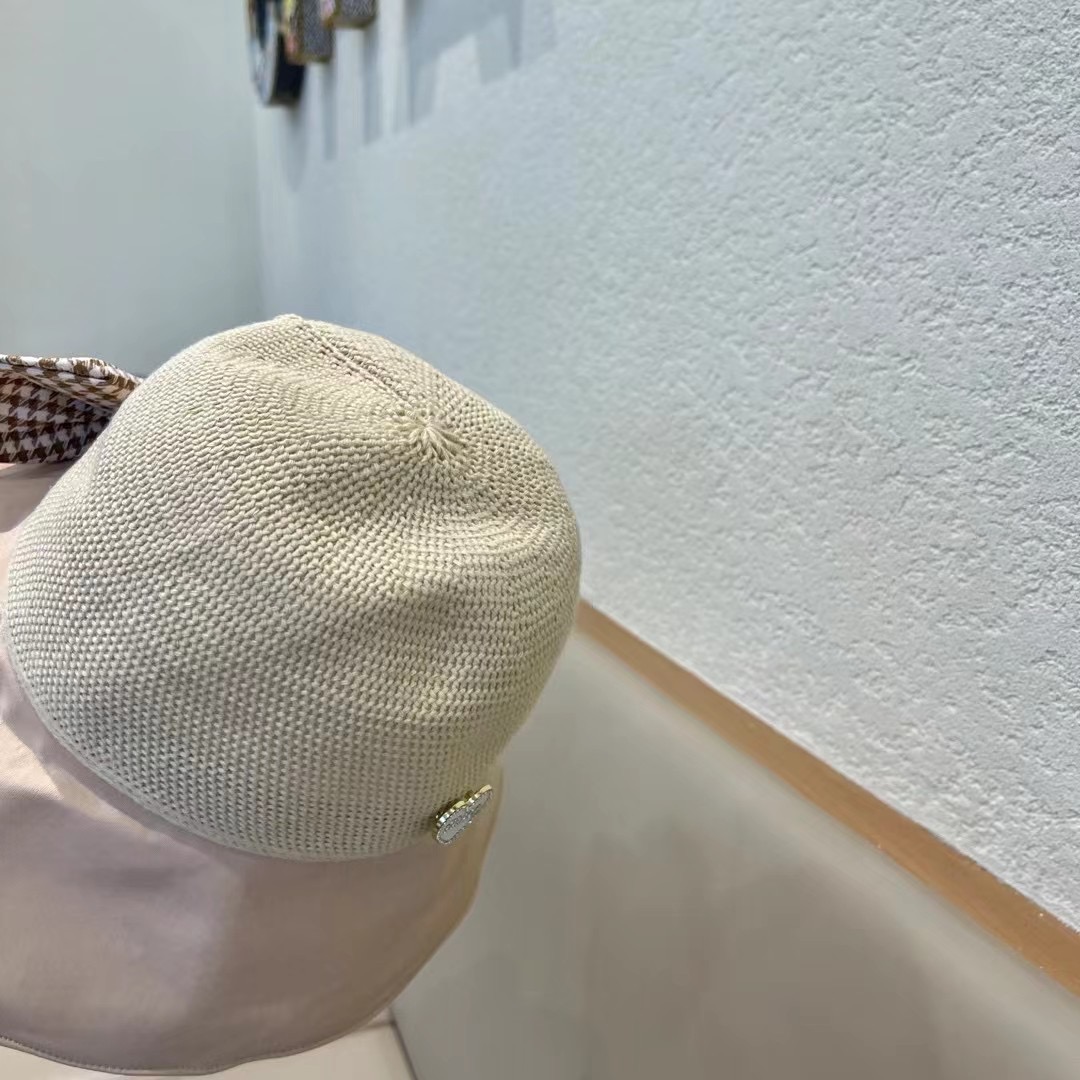  【MIUMIU缪缪】新款
拼接材质简约小桶帽渔夫帽，夏季出街单品
新款出街