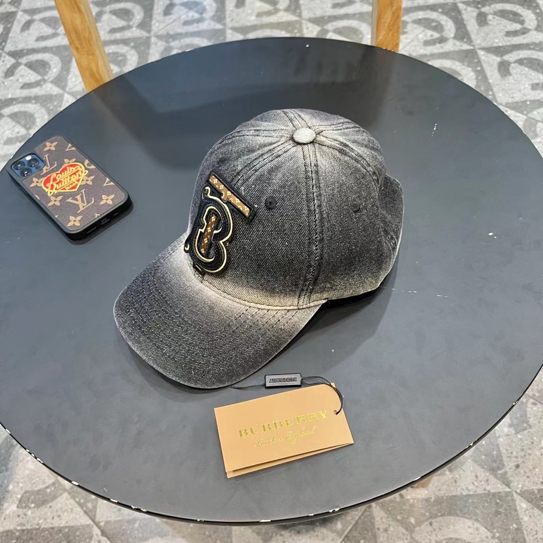  巴宝莉 渐变牛仔棒球帽，大牌同步，超好搭配，出货！