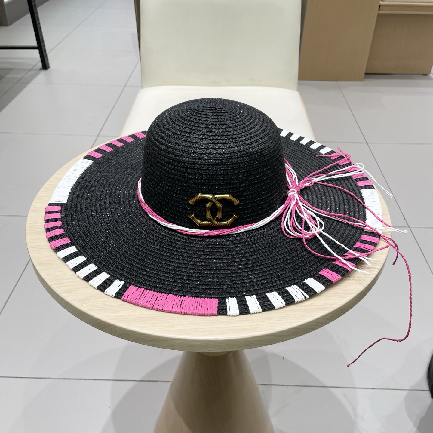 NO:223730,Chanel Chanel big hat brim sunshade straw hat spring and summer vacation ladies sun hat fashion face cover bow sun protection hat wholesale hat straw hat fisherman hat baseball hat knit hat, hat, chanel, chanel, espadrilles, hats19860909Chanel香奈儿大帽檐遮阳草帽春夏海边度假女士太阳帽时尚遮脸蝴蝶结防晒帽批发帽子草帽渔夫帽棒球帽针织帽,帽子,chanel,chanel,espadrilles,hats,hat
