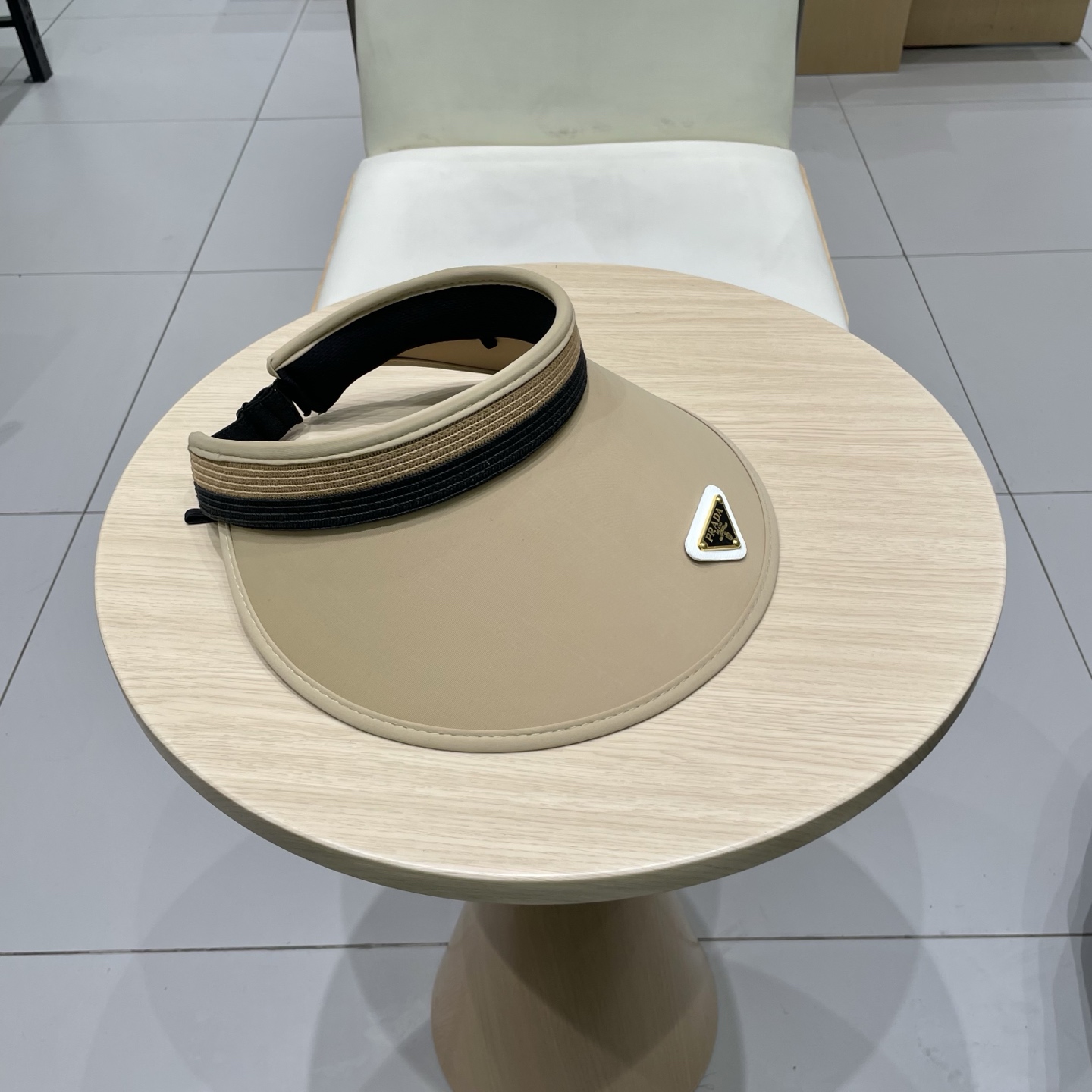 🆕 Prada 普拉达新款 大帽沿空顶帽，
一整个高级住了 今年夏季的爆款面料，轻盈舒适  高品质🤍