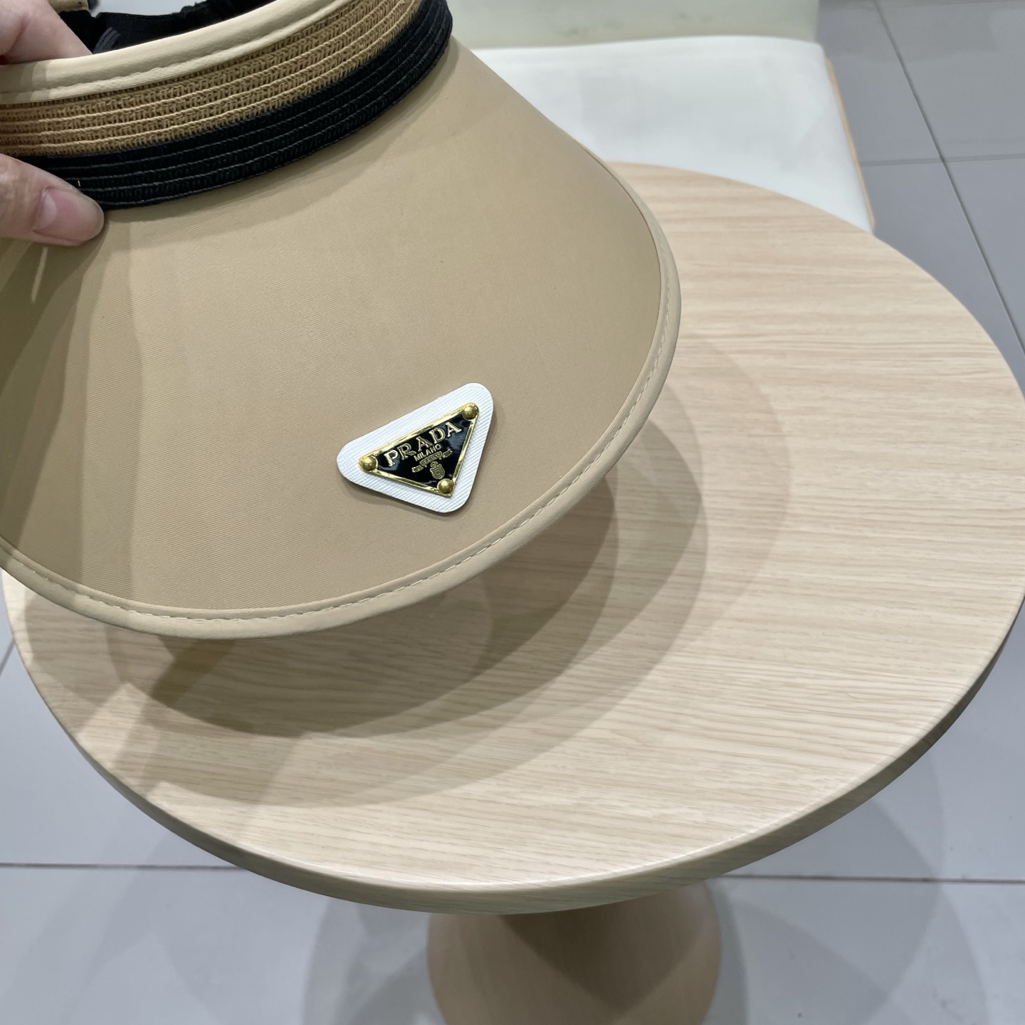  🆕 Prada 普拉达新款 大帽沿空顶帽，
一整个高级住了 今年夏季的爆款面料，轻盈舒适  高品质🤍