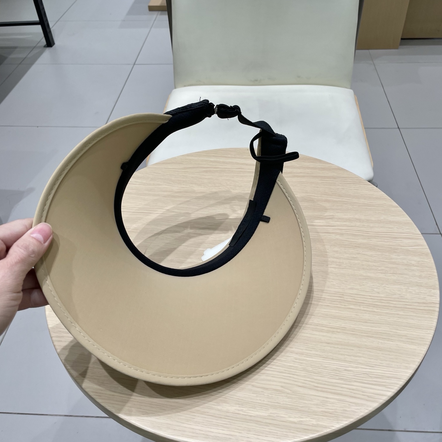  🆕 Prada 普拉达新款 大帽沿空顶帽，
一整个高级住了 今年夏季的爆款面料，轻盈舒适  高品质🤍