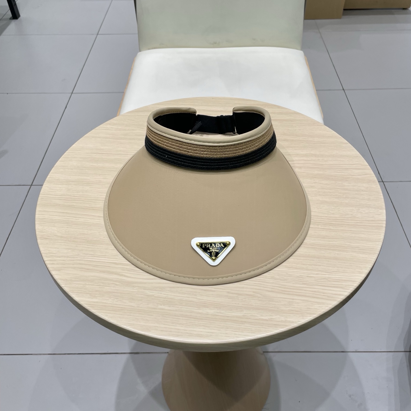  🆕 Prada 普拉达新款 大帽沿空顶帽，
一整个高级住了 今年夏季的爆款面料，轻盈舒适  高品质🤍