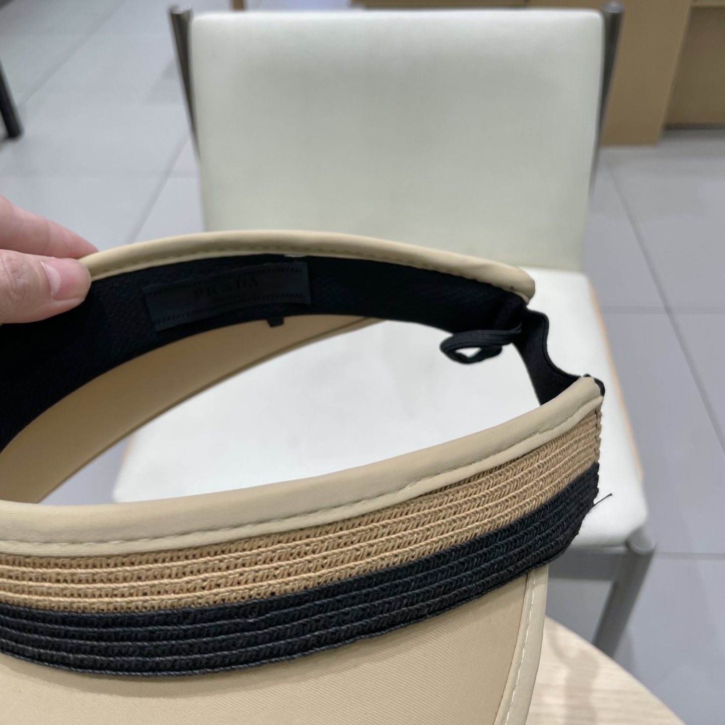  🆕 Prada 普拉达新款 大帽沿空顶帽，
一整个高级住了 今年夏季的爆款面料，轻盈舒适  高品质🤍