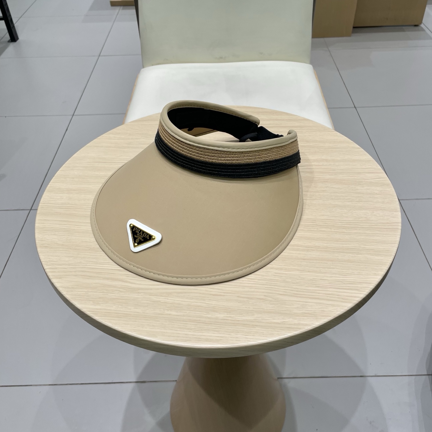  🆕 Prada 普拉达新款 大帽沿空顶帽，
一整个高级住了 今年夏季的爆款面料，轻盈舒适  高品质🤍