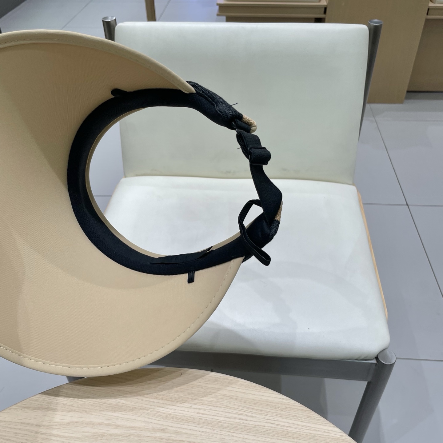  🆕 Prada 普拉达新款 大帽沿空顶帽，
一整个高级住了 今年夏季的爆款面料，轻盈舒适  高品质🤍