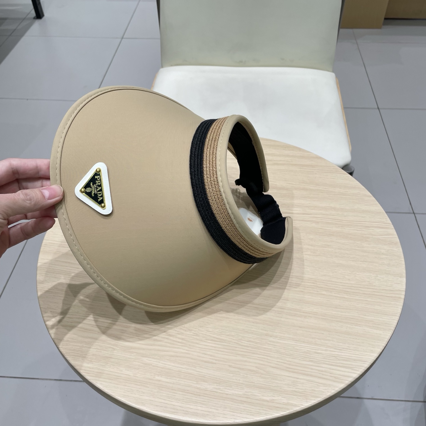  🆕 Prada 普拉达新款 大帽沿空顶帽，
一整个高级住了 今年夏季的爆款面料，轻盈舒适  高品质🤍